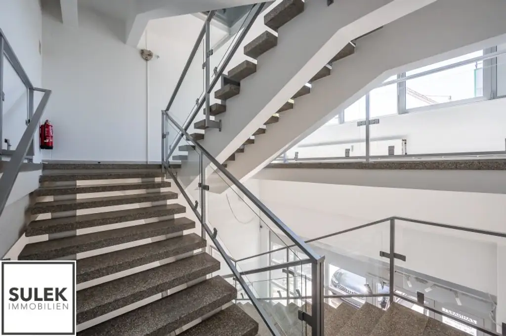 Grundstück mit vier Baukörpern - Büro-, Geschäfts- und Gewerbegebäude inkl. Parkplätzen in Vösendorf