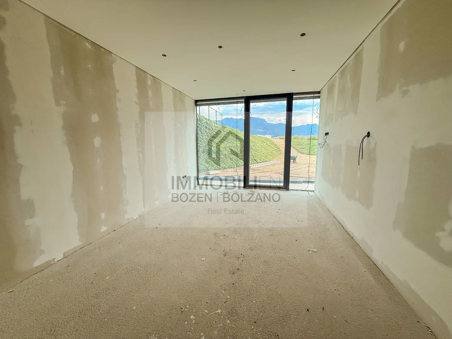 Designer Villa mit Garten und Pool im Grünen zu verkaufen