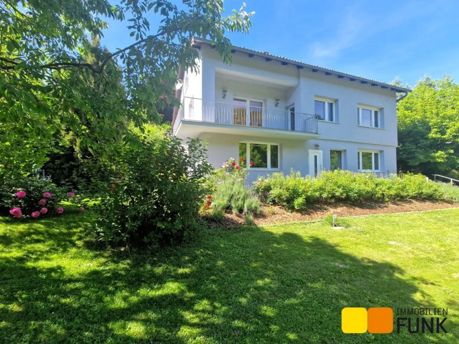 Großzügiges Haus mit Traumgarten