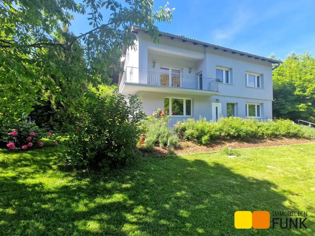 Großzügiges Haus mit Traumgarten