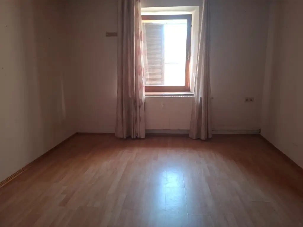 Zentrale Kleinwohnung im 1. Obergeschoß eines Wohn-Geschäftshauses in Bruck/Mur zu kaufen !