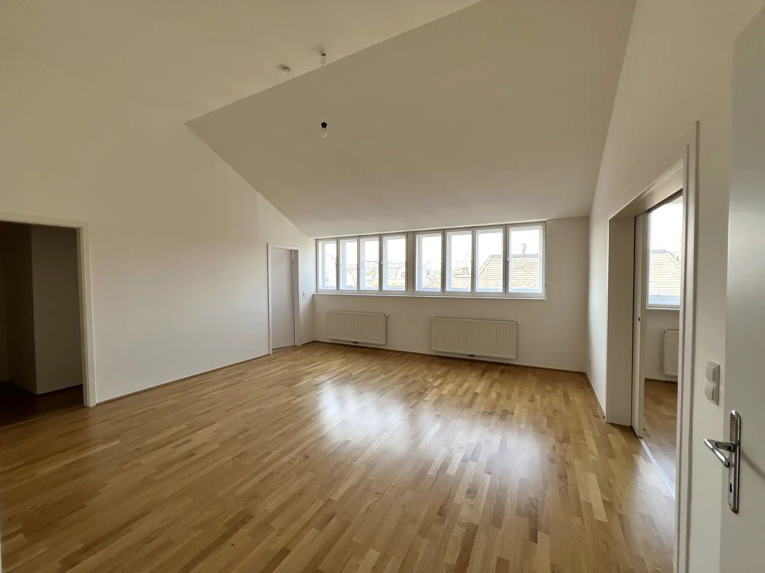 TOP LAGE: Moderne, ruhige und klimatisierte Dachgeschoss-Wohnung mit Terrasse / TOP LOCATION: Modern, quiet and air-conditioned apartment with terrace
