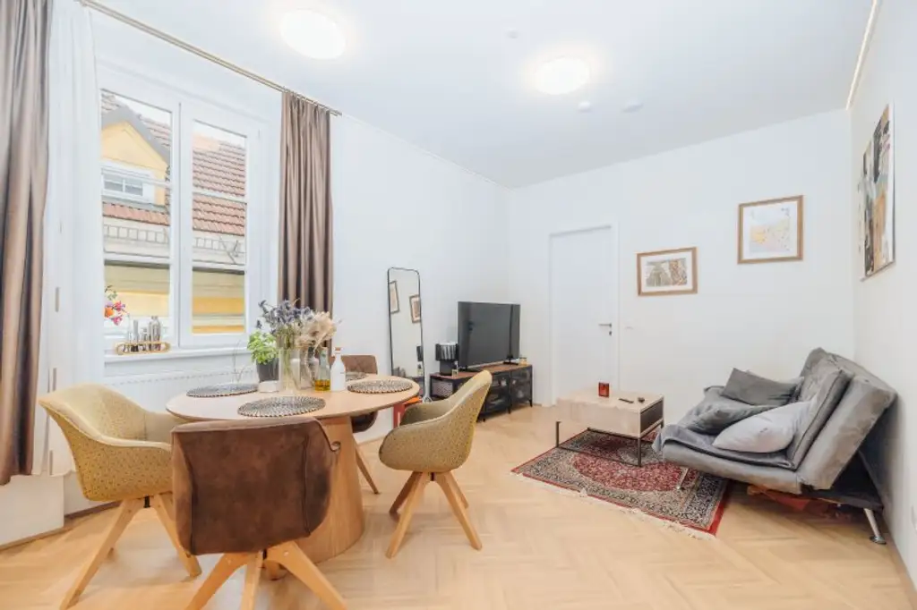 AB 01. JANUAR VERFÜGBAR I MODERNES WOHNEN IN ZENTRALER LAGE I STILVOLLE EINBAUKÜCHE I KPL8 – KOMFORT TRIFFT INTELLIGENTE TECHNIK I WALK-IN-DUSCHE I HAUSTIERFREUNDLICH I