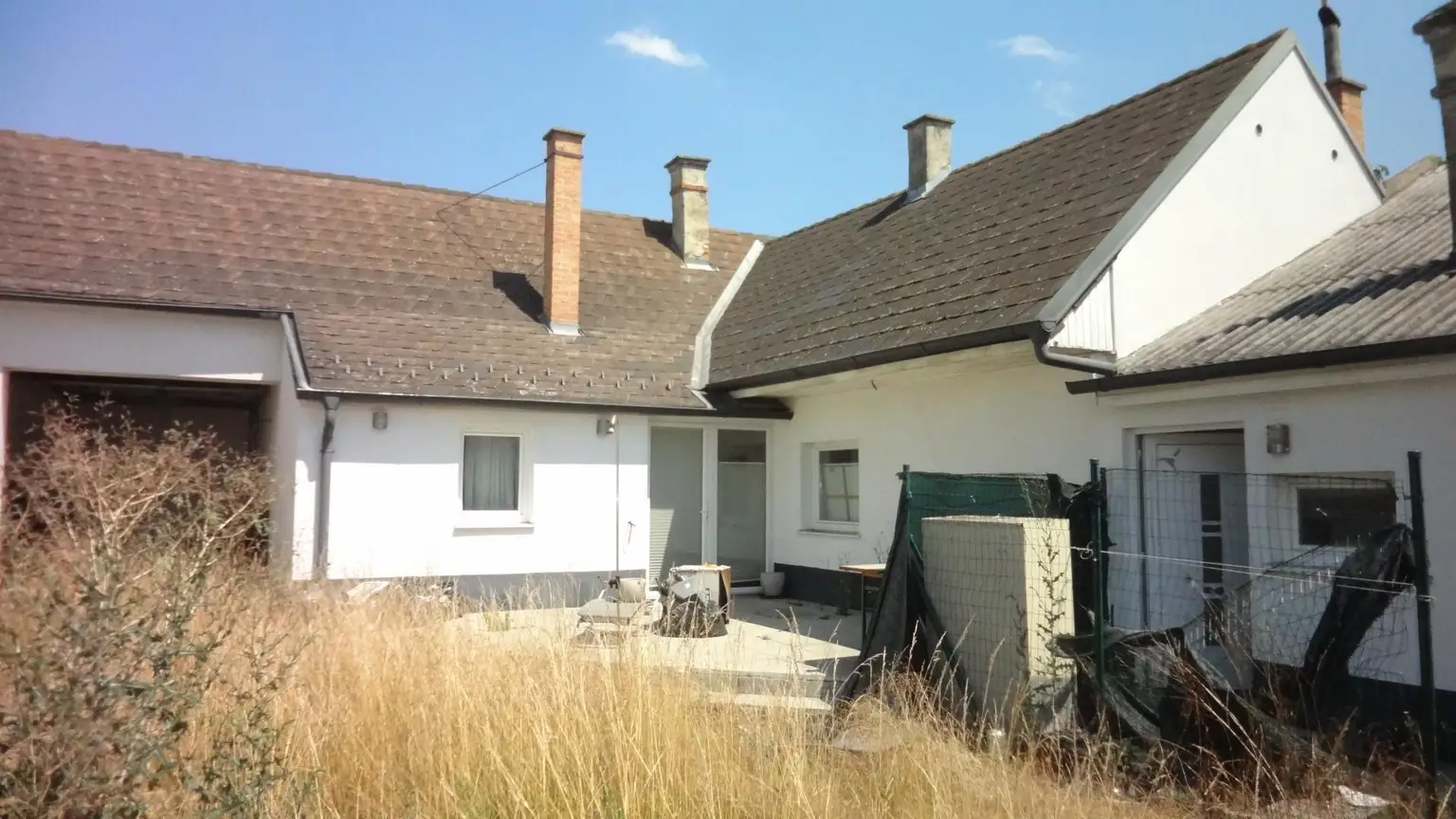 Einfamilienhaus mit Nebengebäude