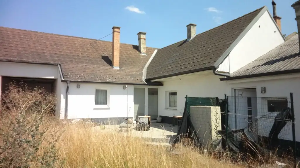Einfamilienhaus mit Nebengebäude