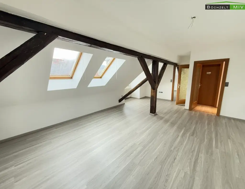 Teilsanierte Dachgeschosswohnung mit 3 Zimmern im Zentrum von Trofaiach