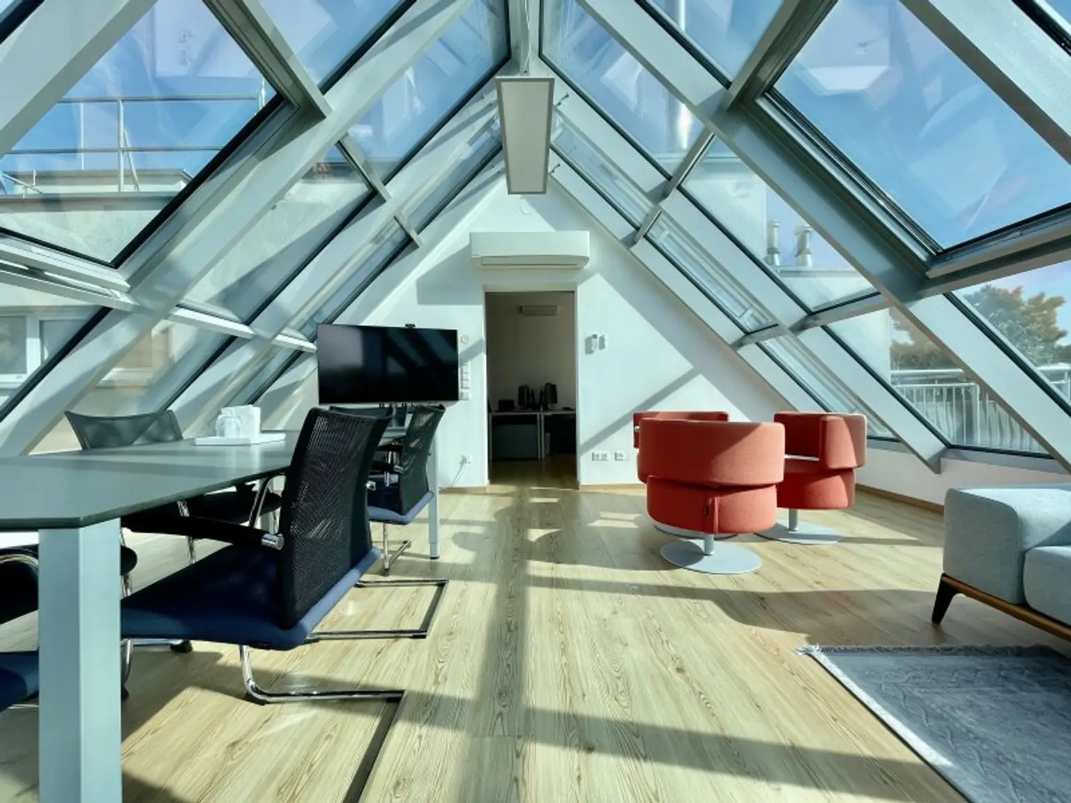 RARITÄT - PENTHOUSE MIT WINTERGARTEN UND TRAUMTERRASSE - KLIMAANLAGE UND ZWEI GARAGENPLÄTZE - TOP- INFRASTRUKTUR