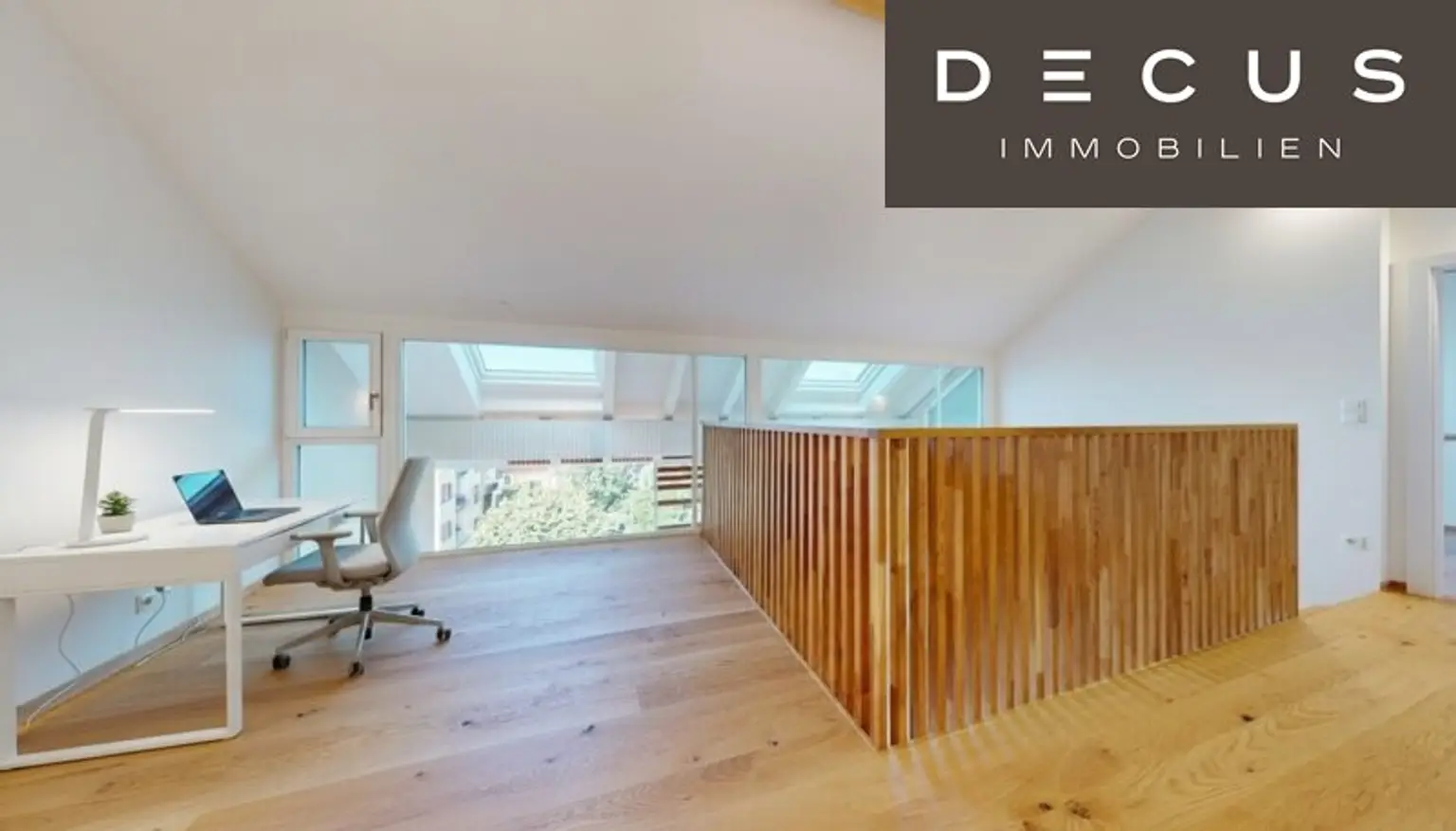 | EXKLUSIVE & LICHTDURCHFLUTETE DACHGESCHOSS - MAISONETTE - WOHNUNG MIT BLICK AUF DEN SCHLOSSBERG | PRIVATER LIFTZUGANG | 2 TERRASSEN | TOP LAGE