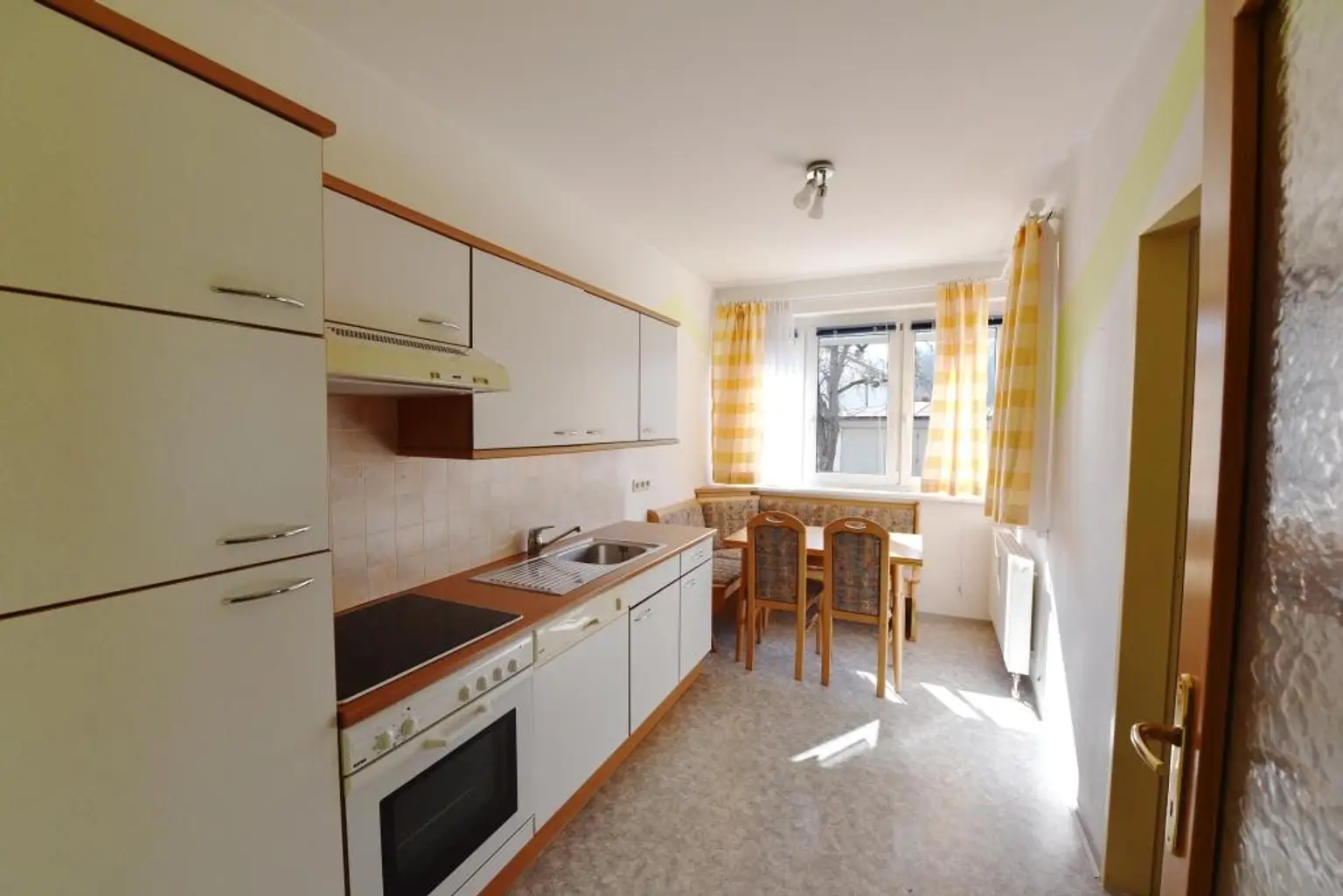 Küche mit Essbereich