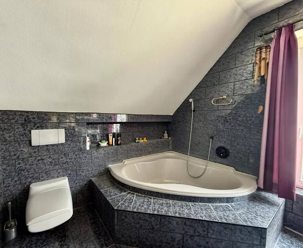 Stilvolles Einfamilienhaus mit Indoor-Pool, Sauna & Garten