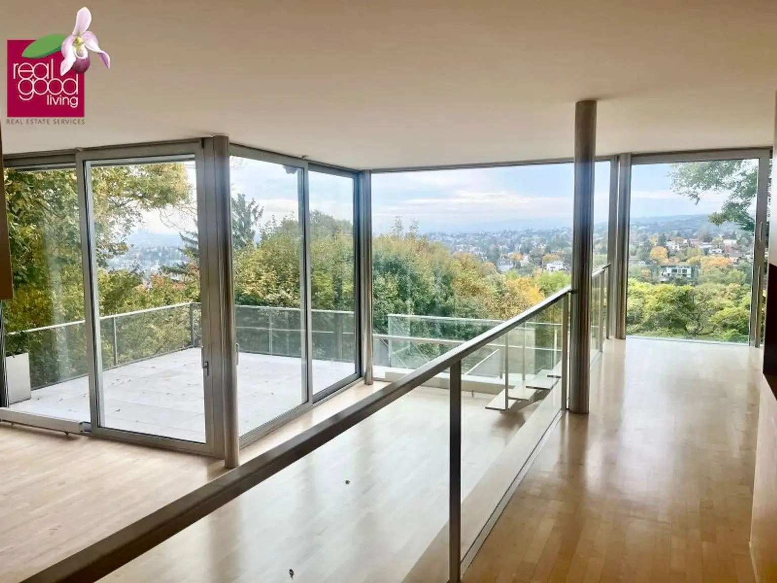 Wohngenuss mit Traumfernblick: Teilmöblierte Traumvilla mit Outdoorpool, Garten, Sauna, Jacuzzi Indoor, Tischtennistisch, etc.