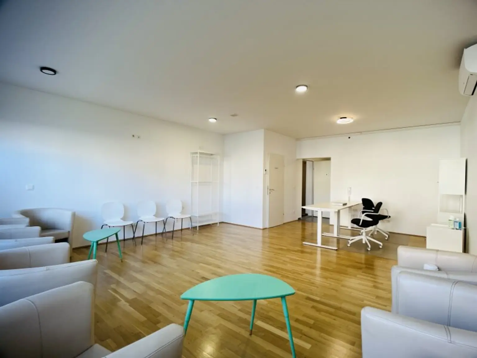 Vielseitig nutzbare, sanierte Praxis / Wohnung in zentraler Bahnhofsnähe in Brunn am Gebirge – Kauf oder Miete möglich!