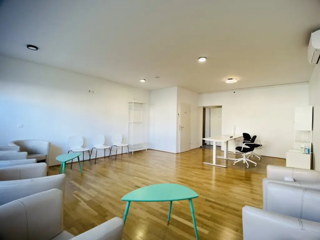 Vielseitig nutzbare, sanierte Praxis / Wohnung in zentraler Bahnhofsnähe in Brunn am Gebirge – Kauf oder Miete möglich!