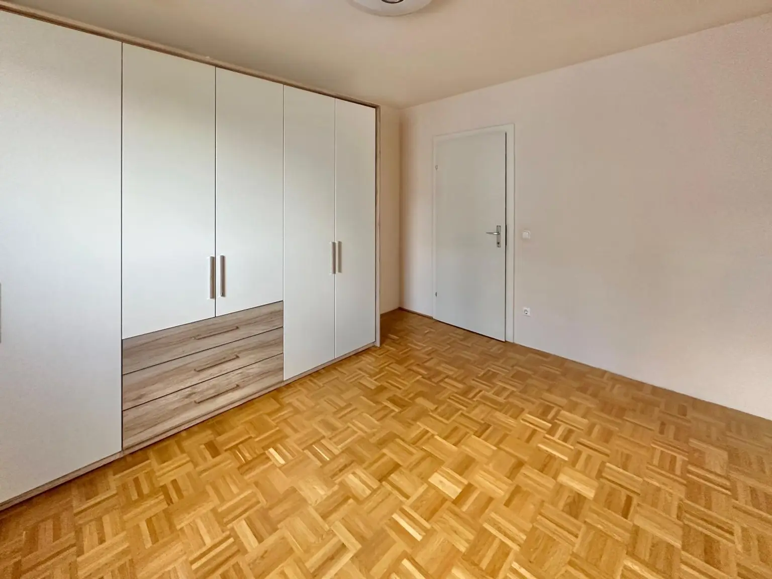 Loggia mit Fernblick, gute Infrastruktur & Zustand