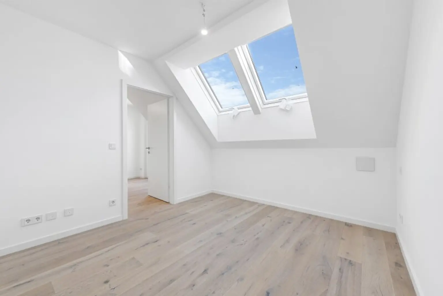 ERSTBEZUG! ENTZÜCKENDE SINGLE-WOHNUNG IM DACHGESCHOSS - JETZT SCHNELL SEIN