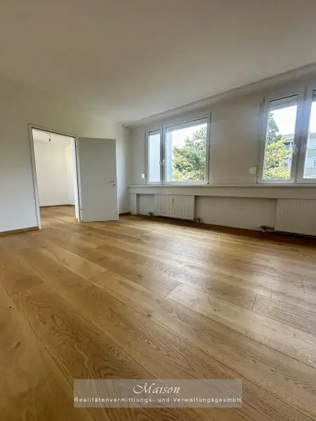 DIREKT AM KURPARK BAD VÖSLAU - SONNIGES FAMILIENEIGENTUM MIT LOGGIA IN TOPZUSTAND