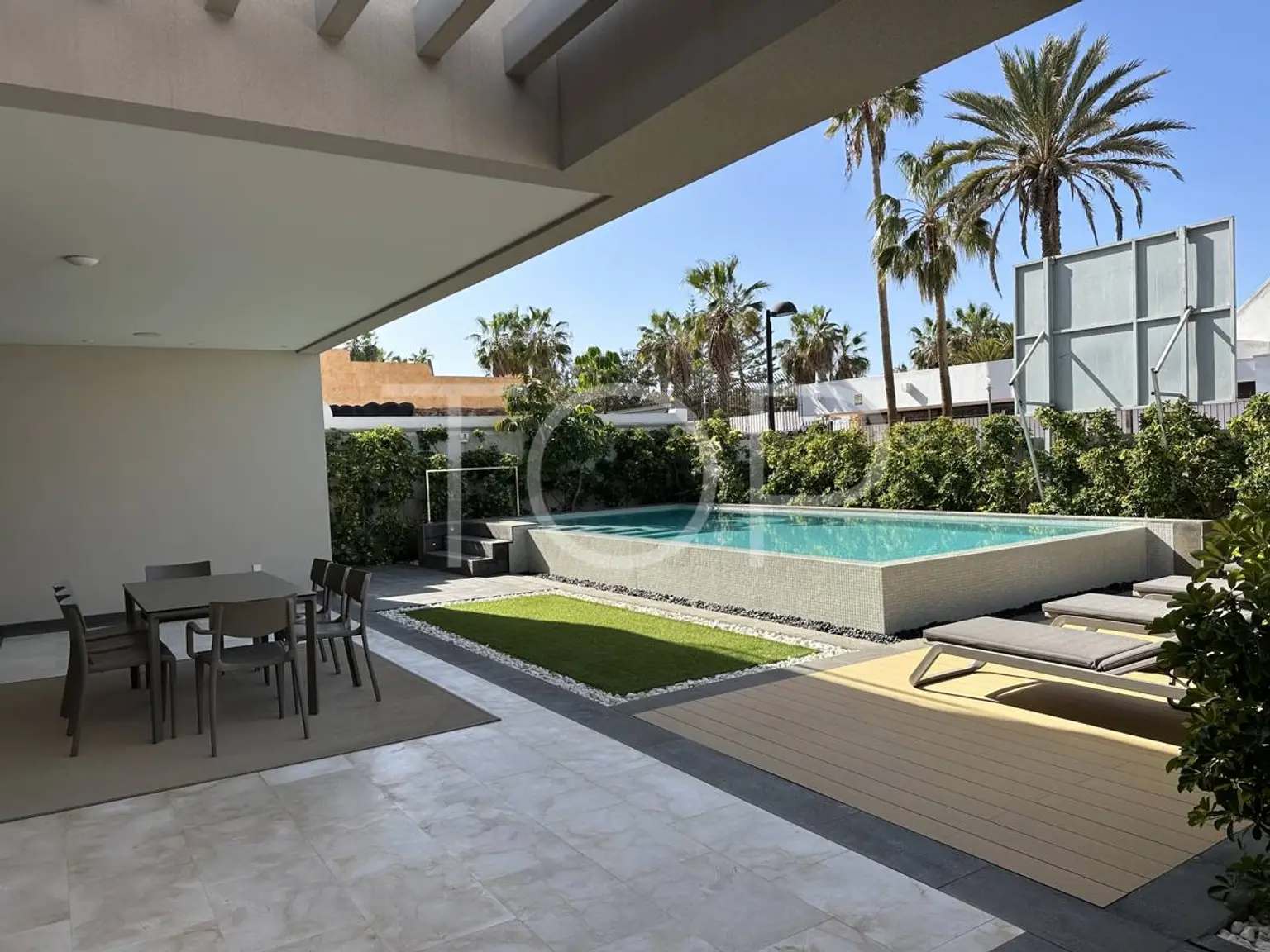Exclusiva Villa de Lujo Frente al Mar en el Corazón de Playa de Las Américas