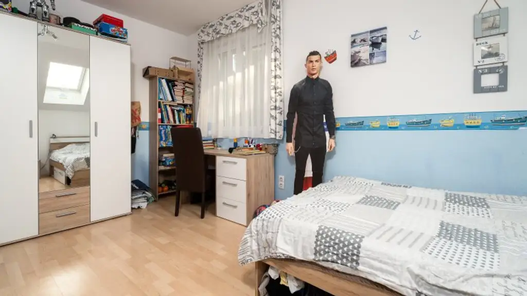! "take your bags and move in" ! 4,5 Zimmer, Terrasse, Garage & Pool! Grünruhelage!