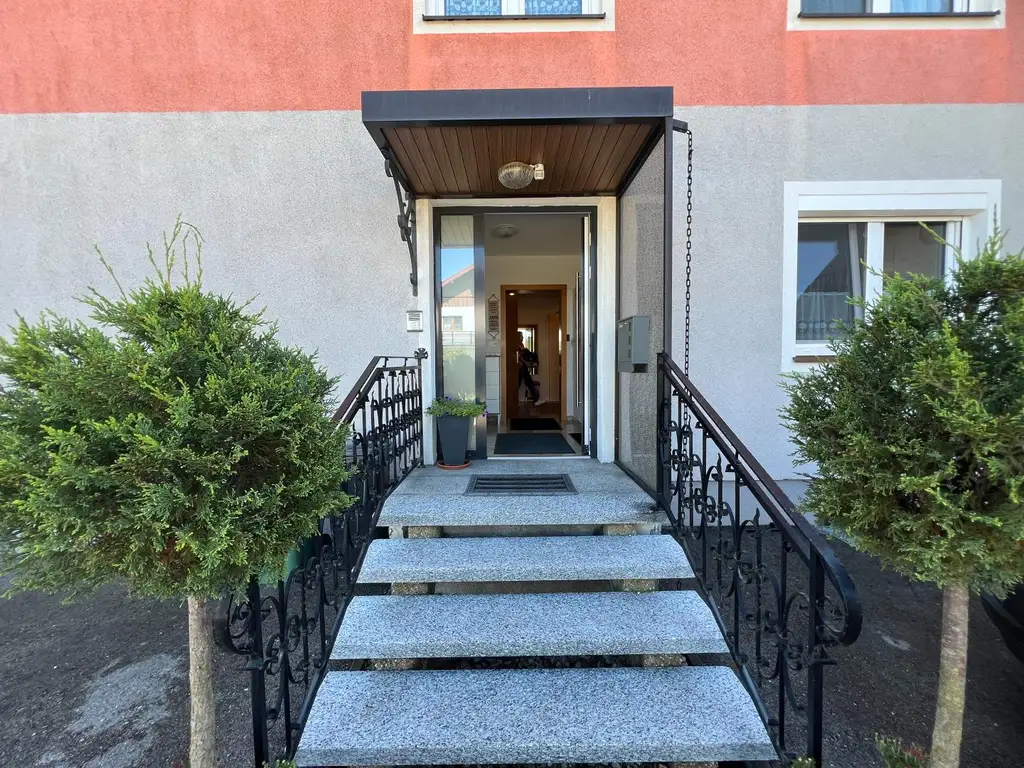 OPEN HOUSE! Großzügiges leistbares Wohnhaus mit 3 getrennte Wohneinheiten, Traumgarten, Doppelgarage und vielen Parkplätzen Tuffeltsham in Redlham