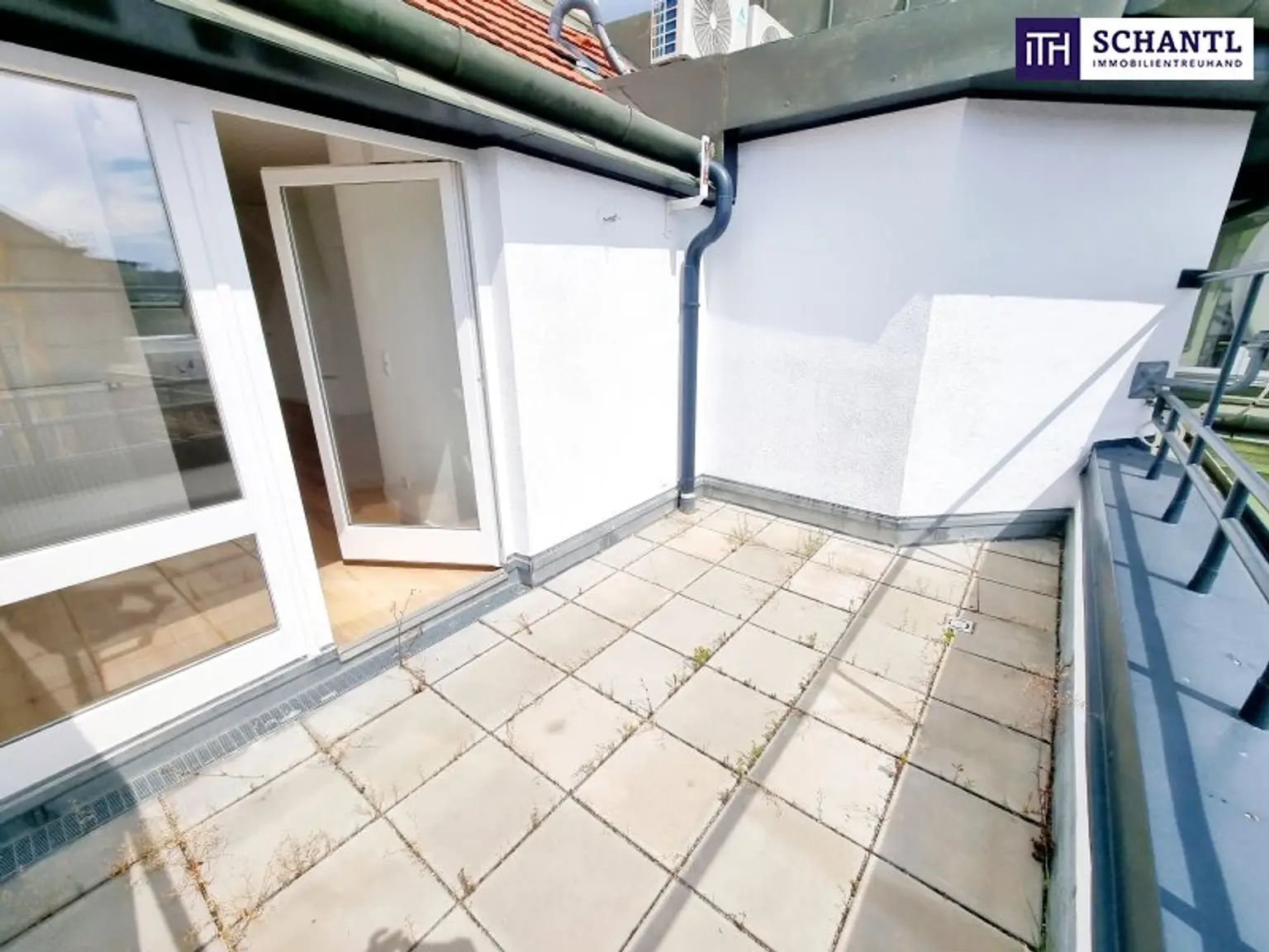 WOW! Stylischer Wohntraum im Dachgeschoss! Frisch saniert + Ruhelage + Traumhaftes Altbauhaus + Hofseitige Terrasse + U-Bahn ums Eck + Beste Infrastruktur und Anbindung!