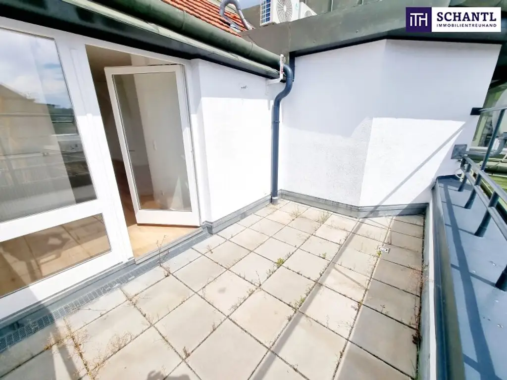 WOW! Stylischer Wohntraum im Dachgeschoss! Frisch saniert + Ruhelage + Traumhaftes Altbauhaus + Hofseitige Terrasse + U-Bahn ums Eck + Beste Infrastruktur und Anbindung!