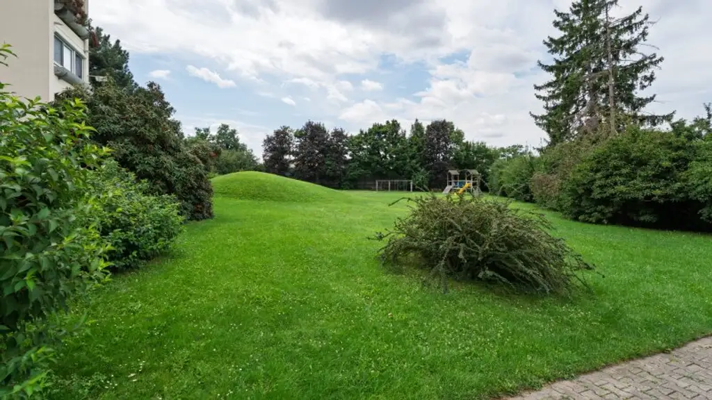 Gemütliche 2-Zimmer-Wohnung mit 2 Loggien, großer allgemeiner Garten – Ihr neues Zuhause!