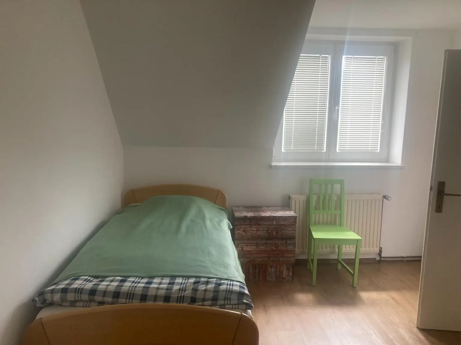Zinshaus mit 3 Wohnungen, Garagen und Nebengebäude
