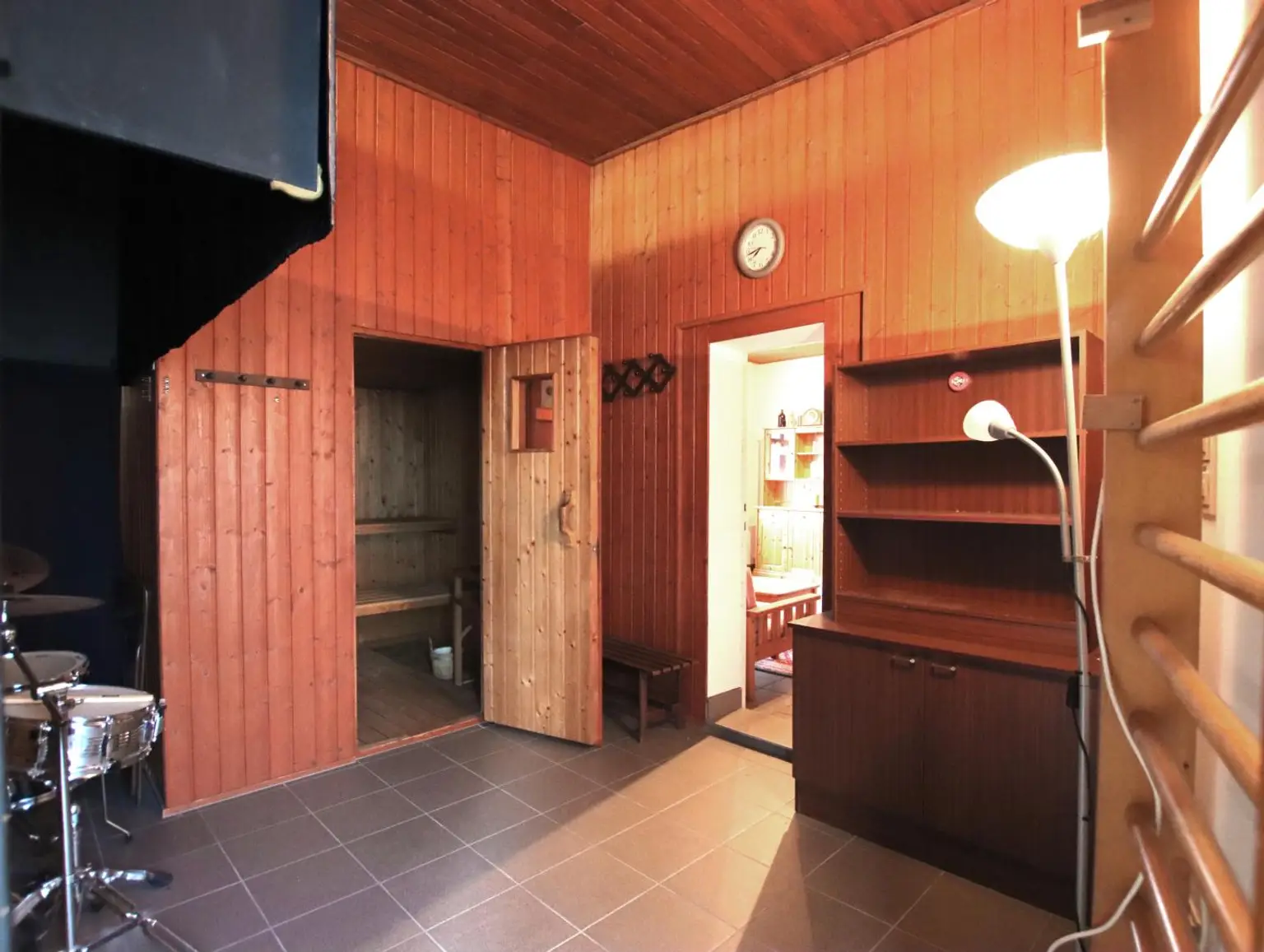 NEUER PREIS! Meidling - Haus und große Halle in Wohn- und Geschäftsviertel!