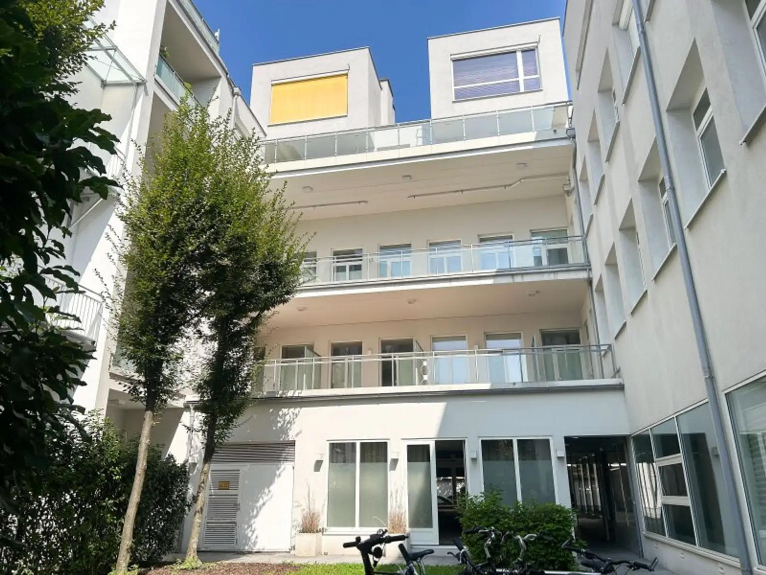 Nähe Landstraße: Moderne 3-Zimmer Wohnung mit Balkon und TG-Parkplatz zu mieten!