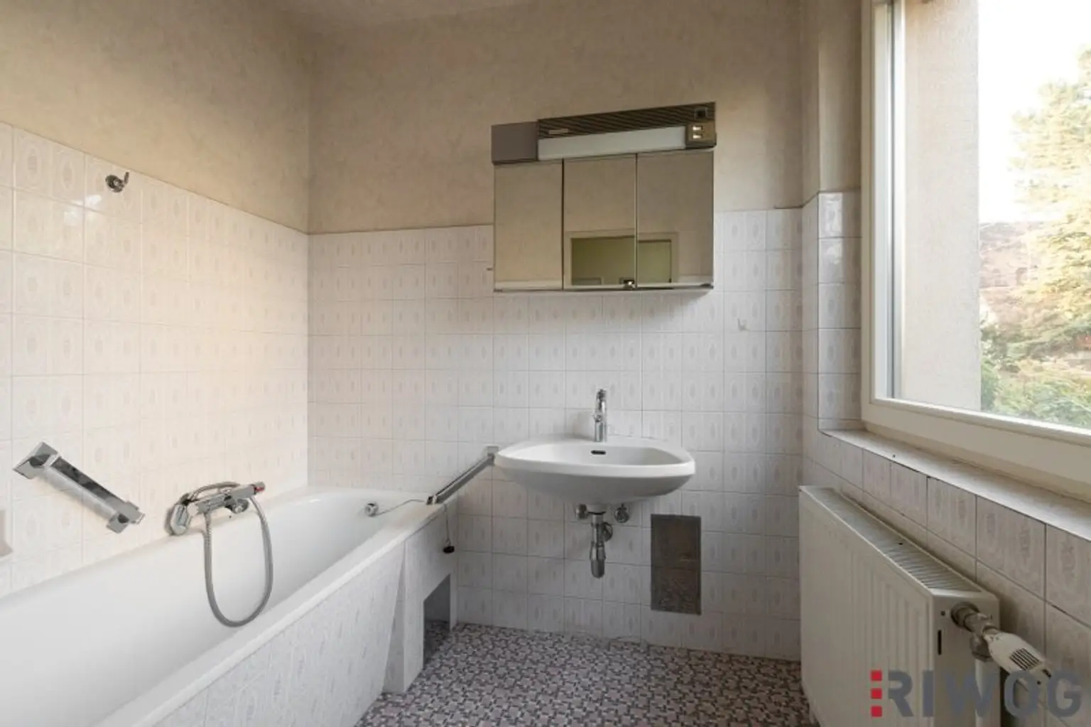 EIN- ODER ZWEIFAMILIENHAUS, gute Substanz, Modernisierungsbedarf