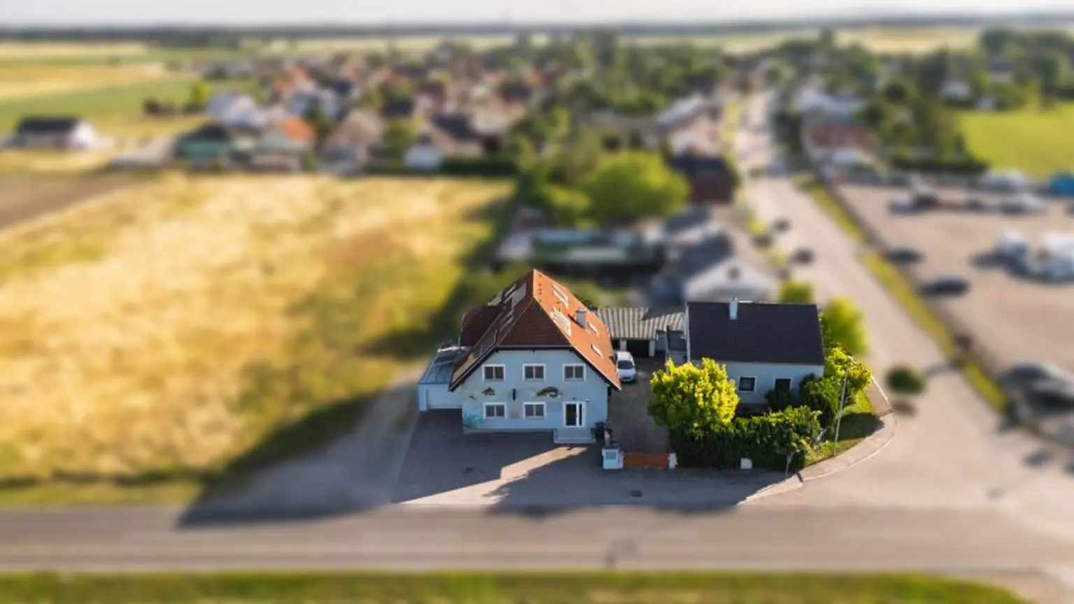 Kapitalanlage mit Potential – 2 Häuser auf Eckgrundstück mit rund 938 m² Grundstücksfläche!