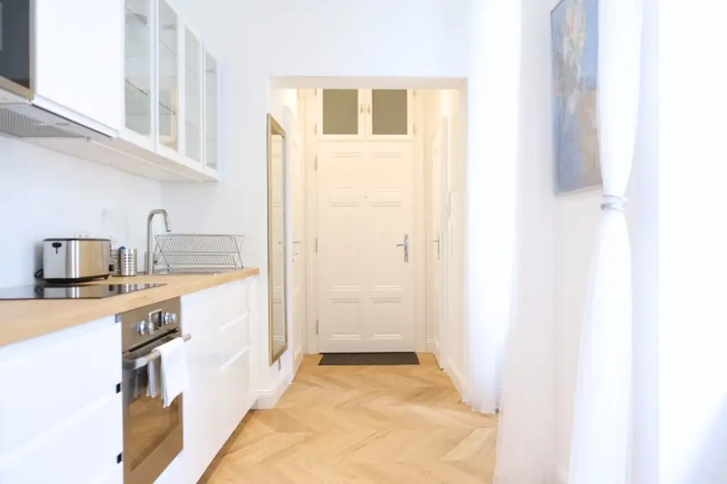 Wunderschöne und generalsanierte 2- Zimmer Altbauwohnung in Top Lage!!!