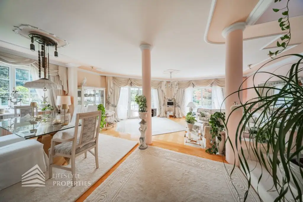 Beeindruckende Villa mit gepflegten Garten und Pool