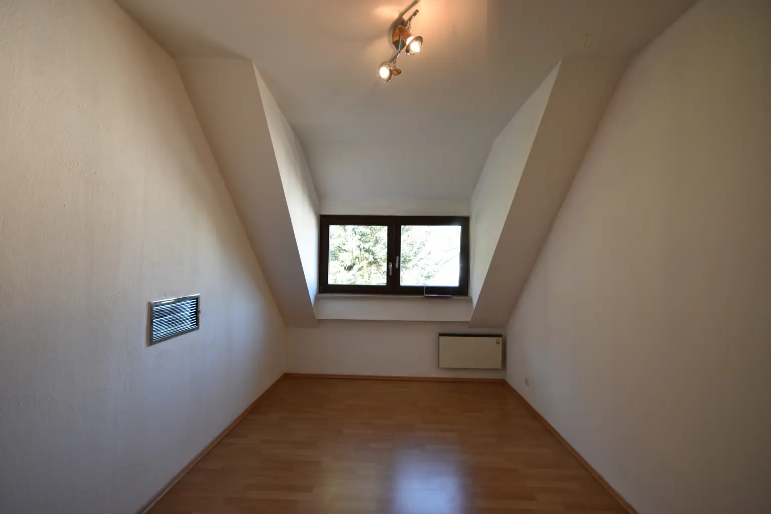 "GRÖDIG - Kleines 2 Zimmer Appartement im Dachgeschoss mit PKW-Stellplatz"