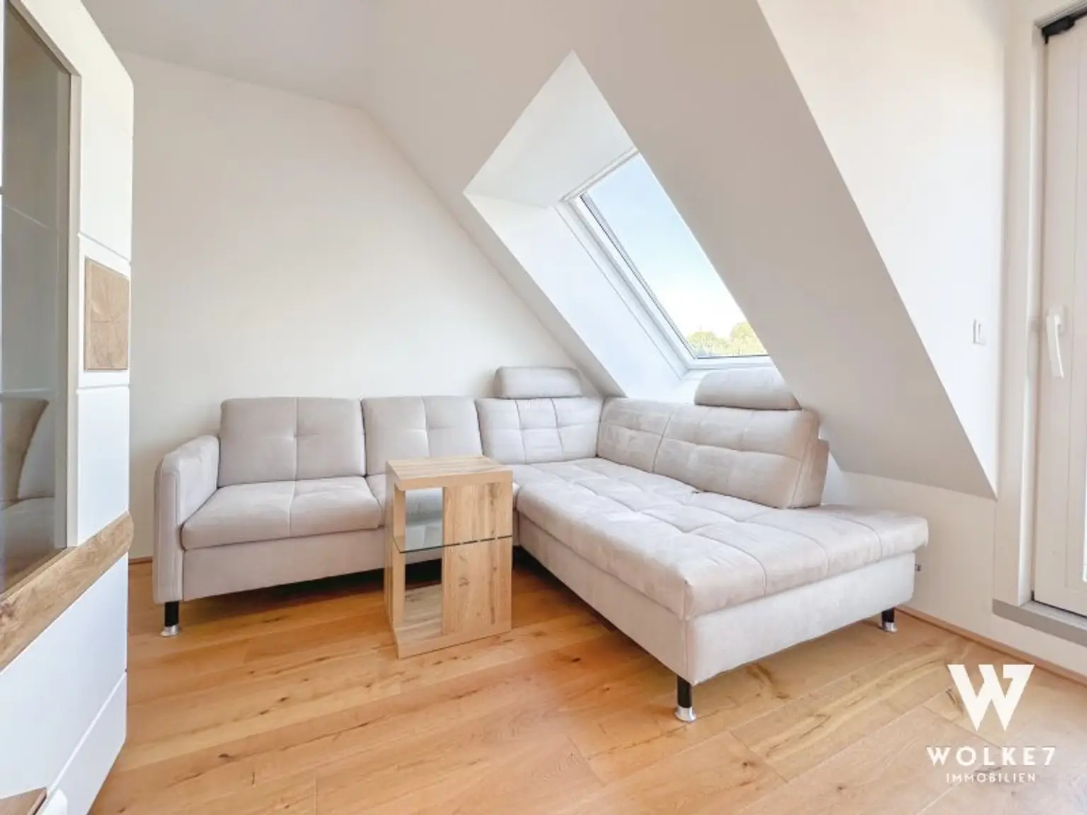 Exklusive 3-Zimmer-Dachgeschoss-Maisonette mit der Terrasse und Tiefgaragenplatz