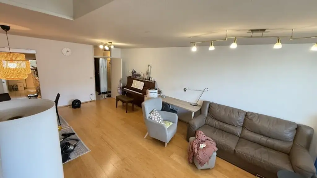 Tokiostraße / Kirschblütenpark: VIS / Japanische Schule: Möblierte 4 Zimmer-Maisonetten-Wohnung mit einer Loggia und Terrasse + optionaler Garagenstellplatz!