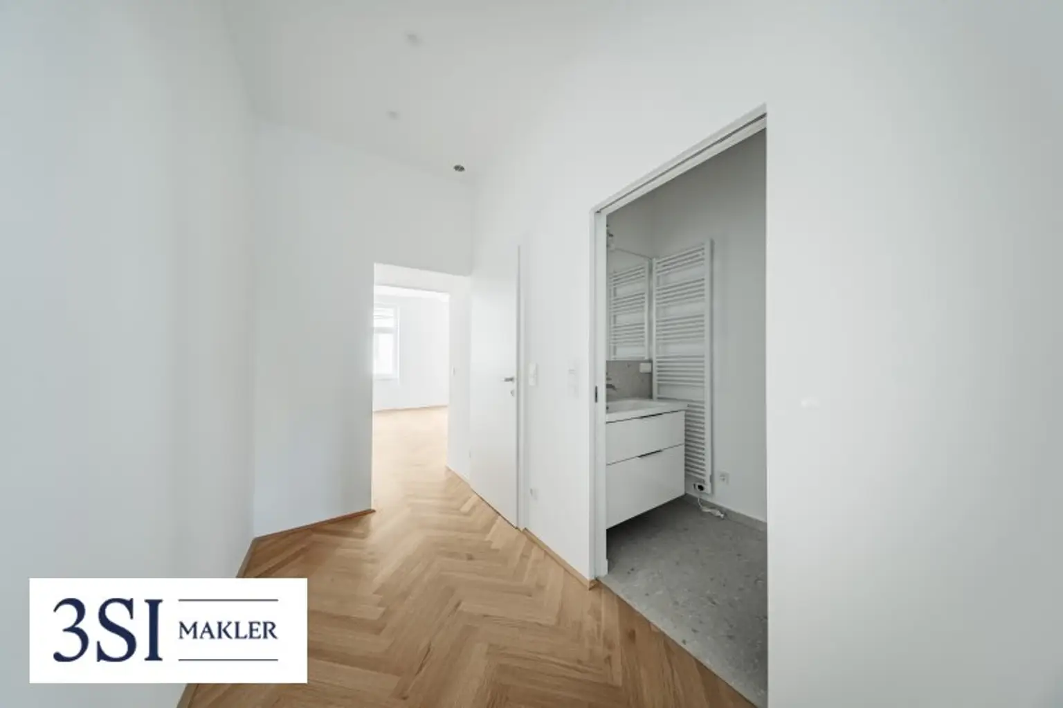 Erstbezug nach Sanierung in der Klausgasse - 1-Zimmer-Altbauwohnung mit elegantem Fischgrätparkett