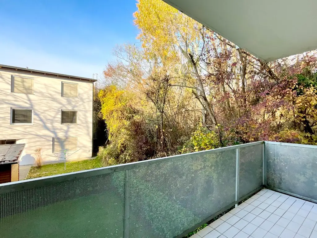 Idyllisch leben am Stadtrand – Lichtdurchflutete Wohnung mit Balkon ins Grüne