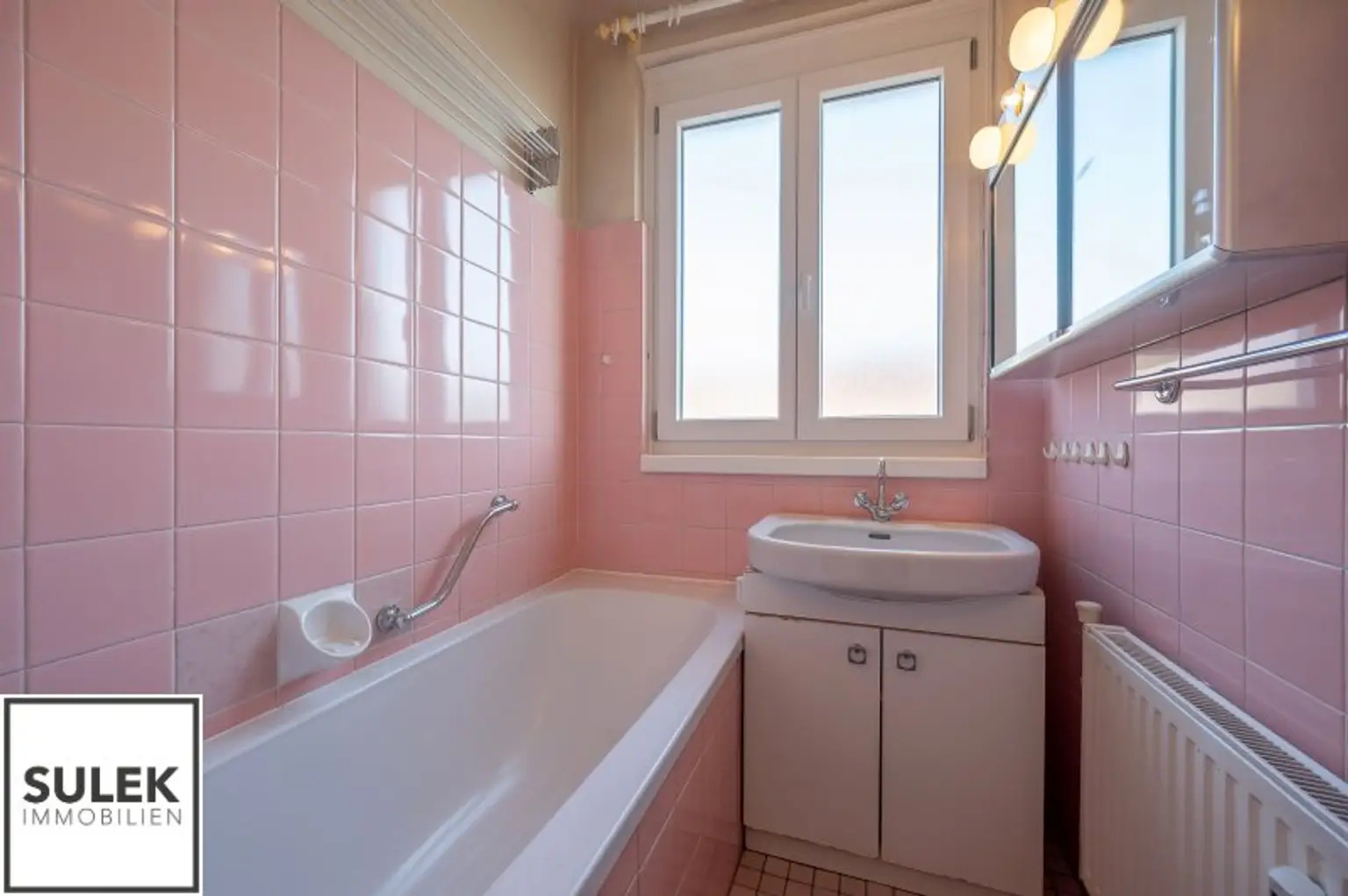 Bastiengasse 15: 3-Zimmer-DG-Wohnung mit separater Küche & gemütlicher, sonniger Terrasse
