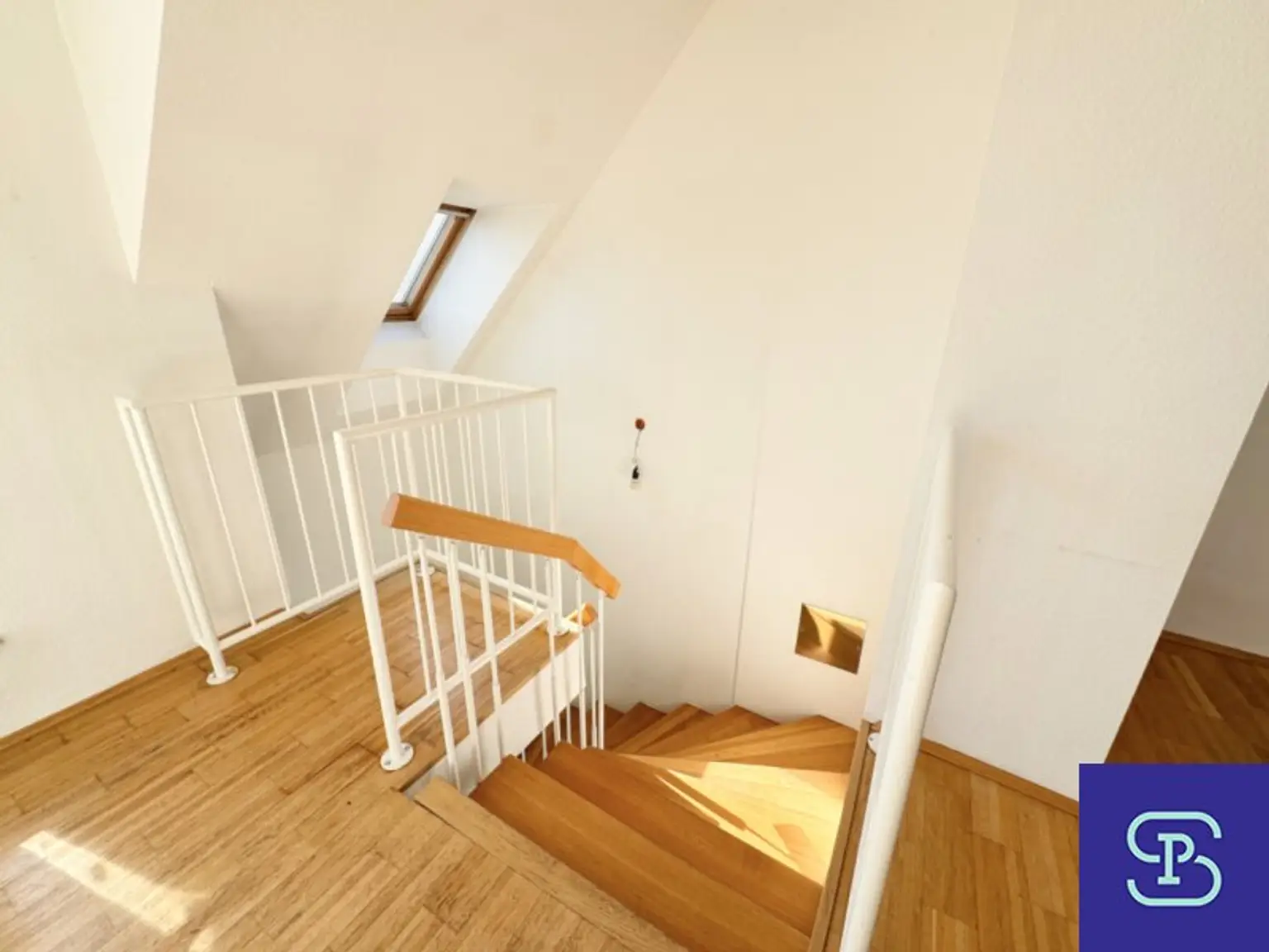 Helle 61m² Dachmaisonette mit 10m² Terrasse - 1170 Wien