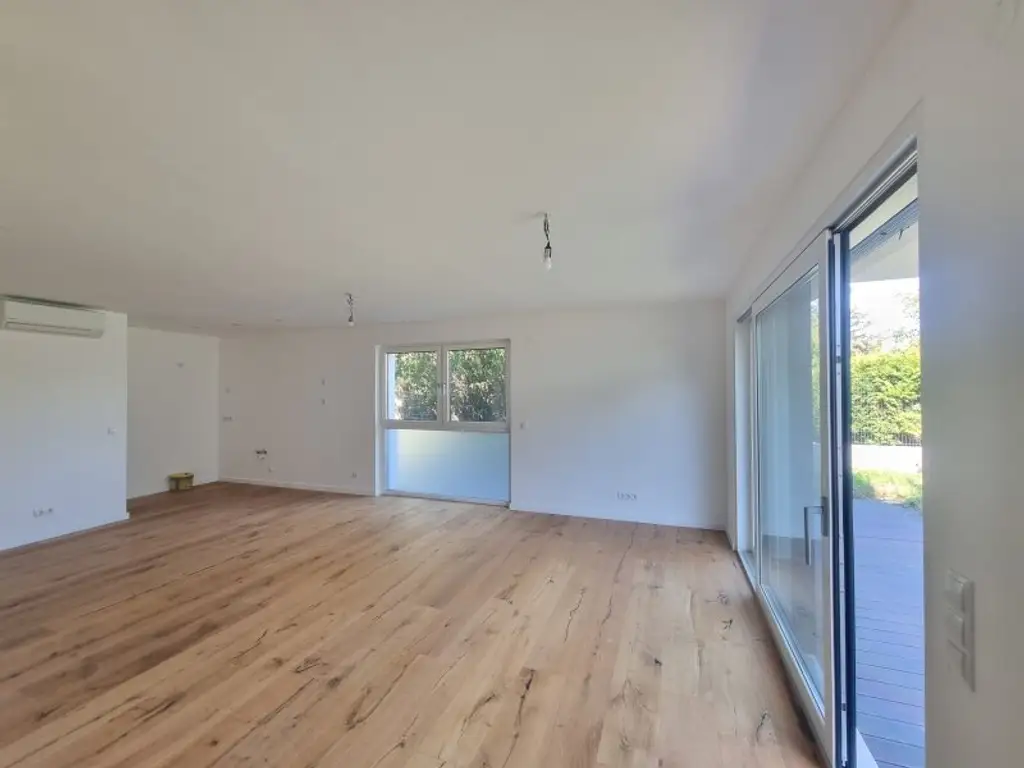 Modern & komfortabel: Erstbezug mit Terrasse und Garten, zwei Balkonen, Dachterrasse & eigenem PKW-Stellplatz