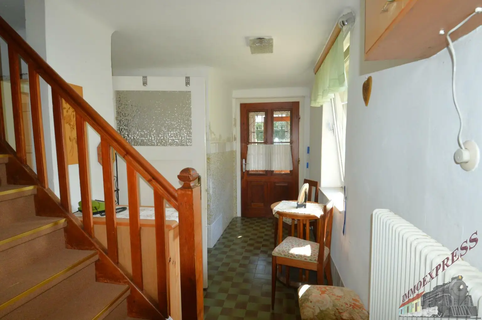 Einfamilienhaus mit Gäste-/Sommerhaus und 2 Garagen - Fernblick