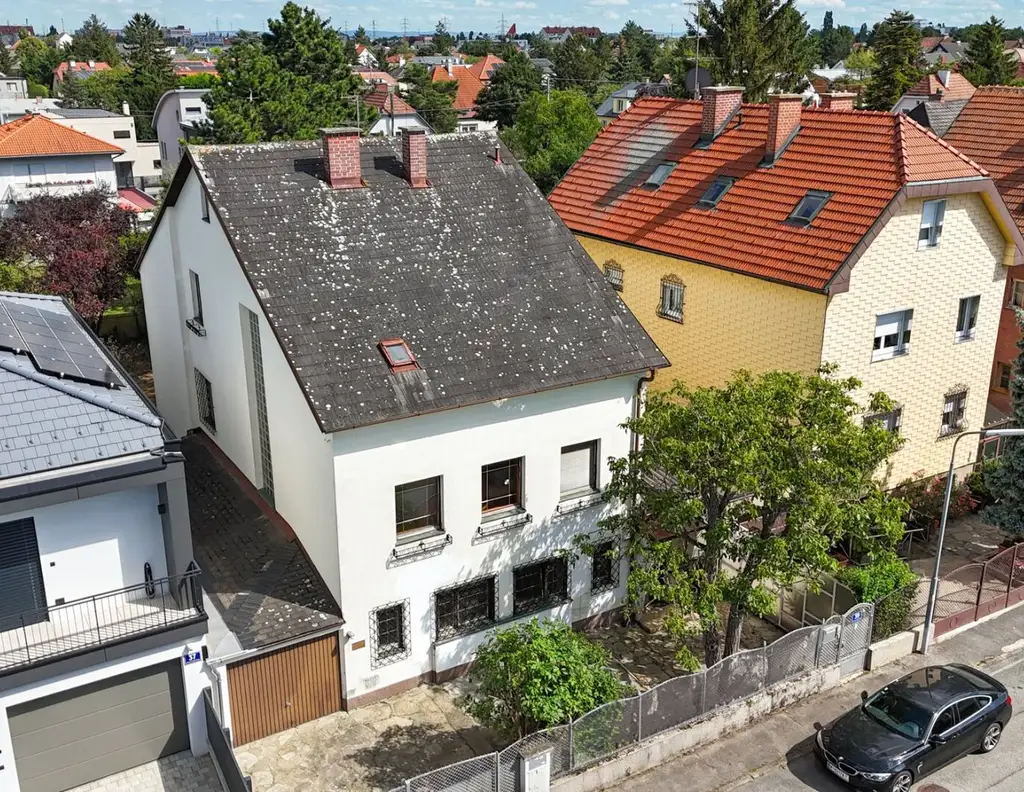 INVESTMENT MIT CA. 3,6% KP-RENDITE | Befristet vermietetes Haus | ca. 404 m² Nutzfläche | Inkl. Architektenstudien | Ost/West | Großer Garten & Garage