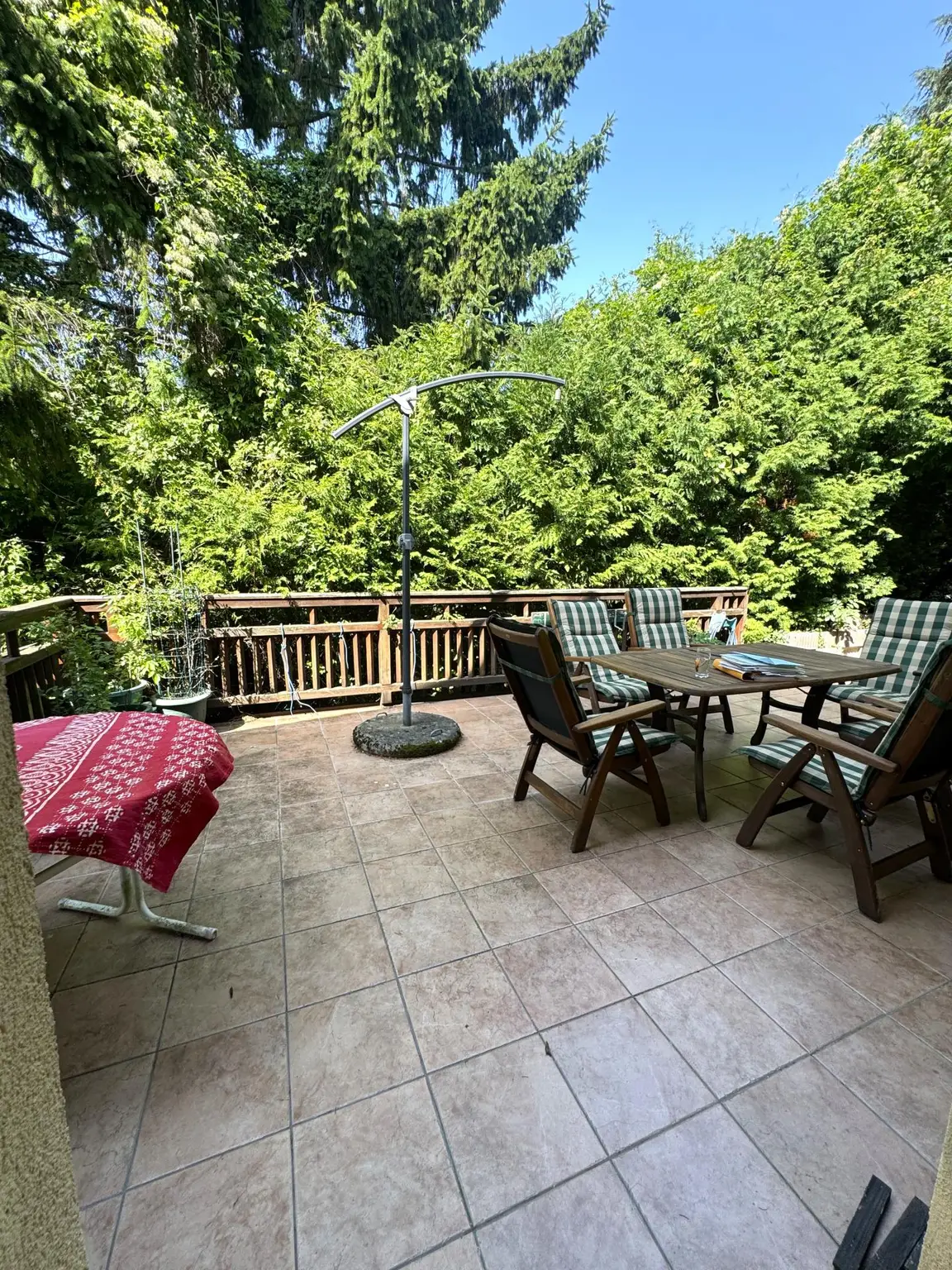 Großzügiges Einfamilienhaus mit Pool, Wintergarten und Doppelgarage mitten im Grünen!