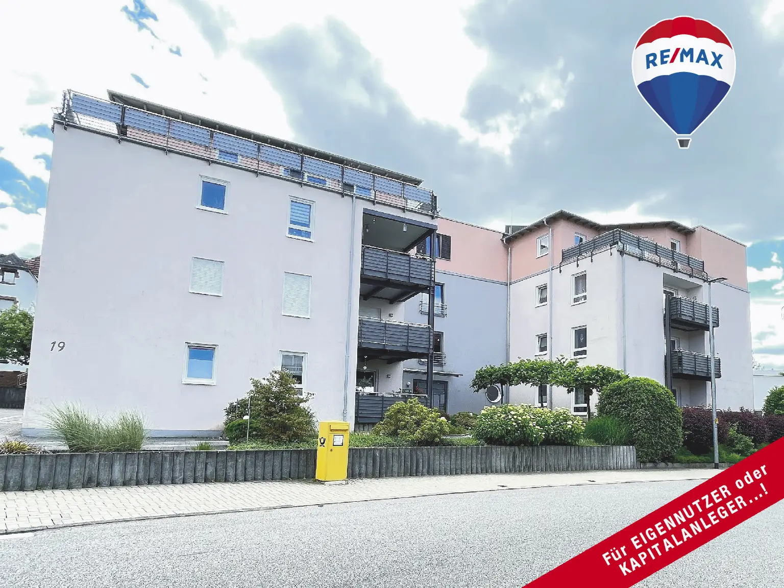 Großzügige 3-ZKB-Wohnung 
mit EBK, BALKON + CARPORT 
in zentrumsnaher Lage zum KAUF...!