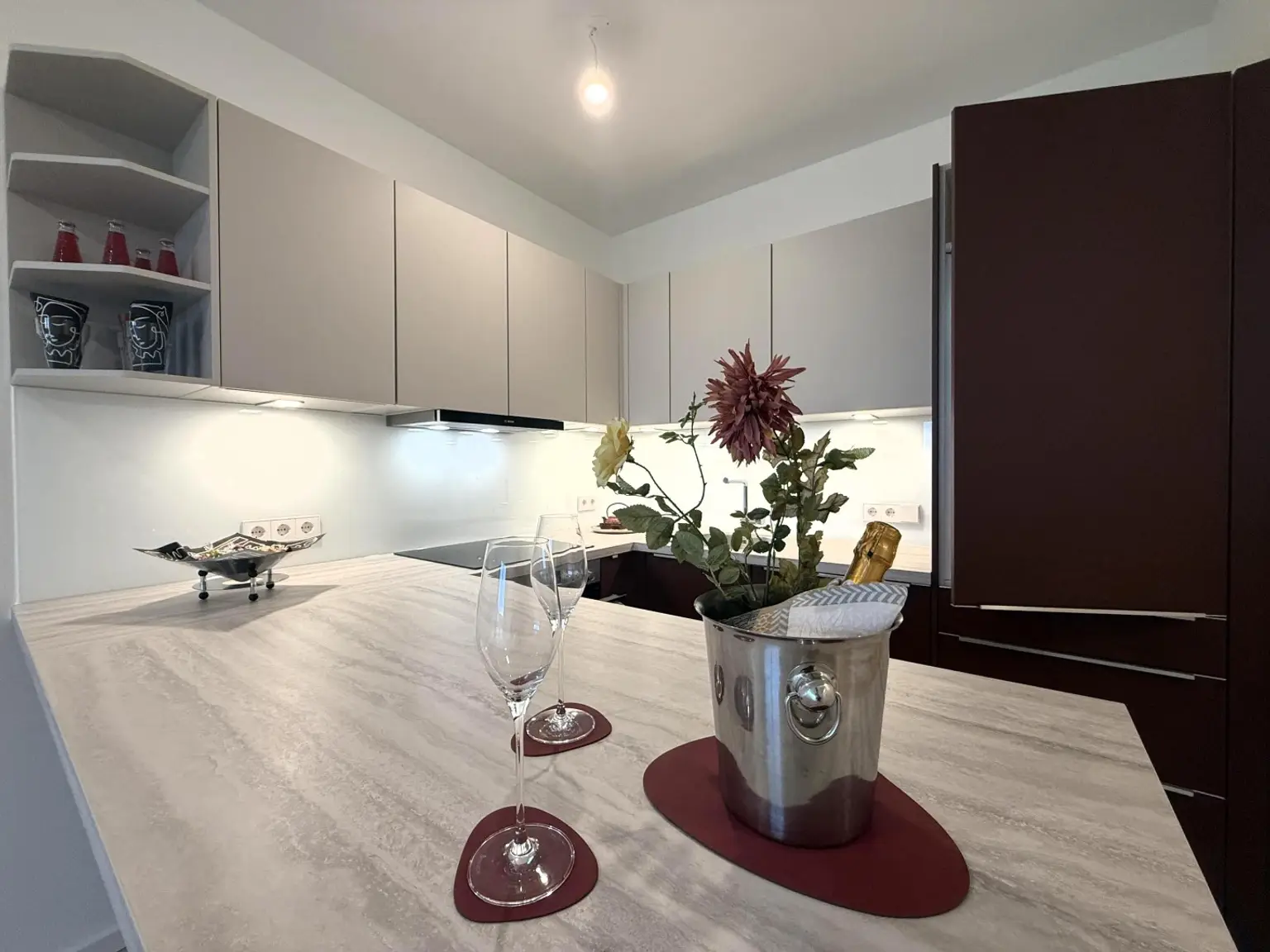 Kleine Perle im ultramodernen Wohnhaus mit Pool am Dach zu mieten // Small gem in an ultra-modern apartm. building with pool on the roof for rent //