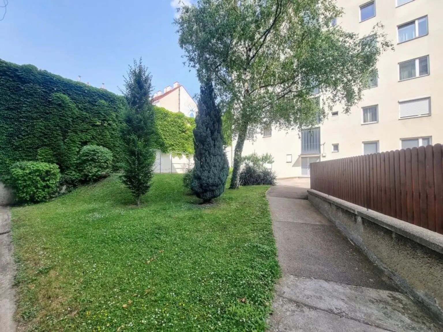 Prachtvolle 4 Zimmer Wohnung mit verglaster Loggia und großzügigen Wohnbereich!