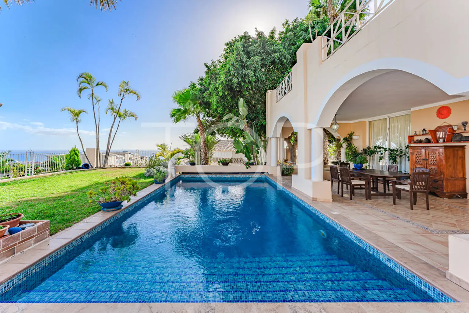 Exclusiva villa de ensueño con elegancia atemporal e impresionantes vistas panorámicas en Golf Costa Adeje