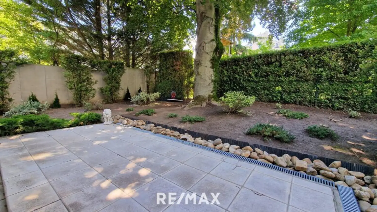 westseitige Terrasse