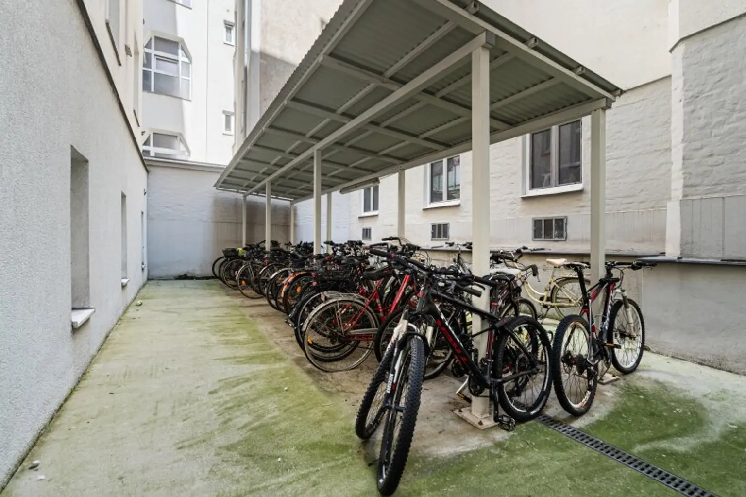 Ruhige, moderne 2-Zimmer Altbauwohnung in Zentrumsnähe! +++ RE/MAX Trend +++